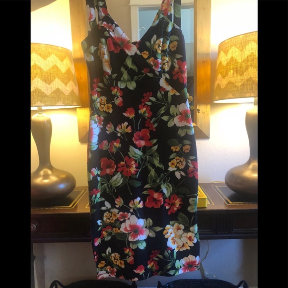 Floral fitted black dress with slits on the side - Picture 2 of 5